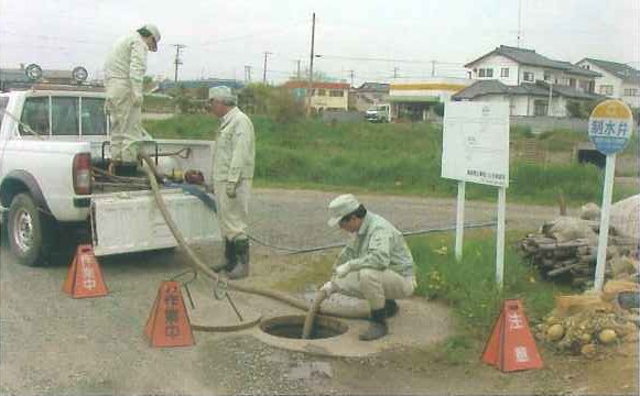 マンホール内排水作業の写真