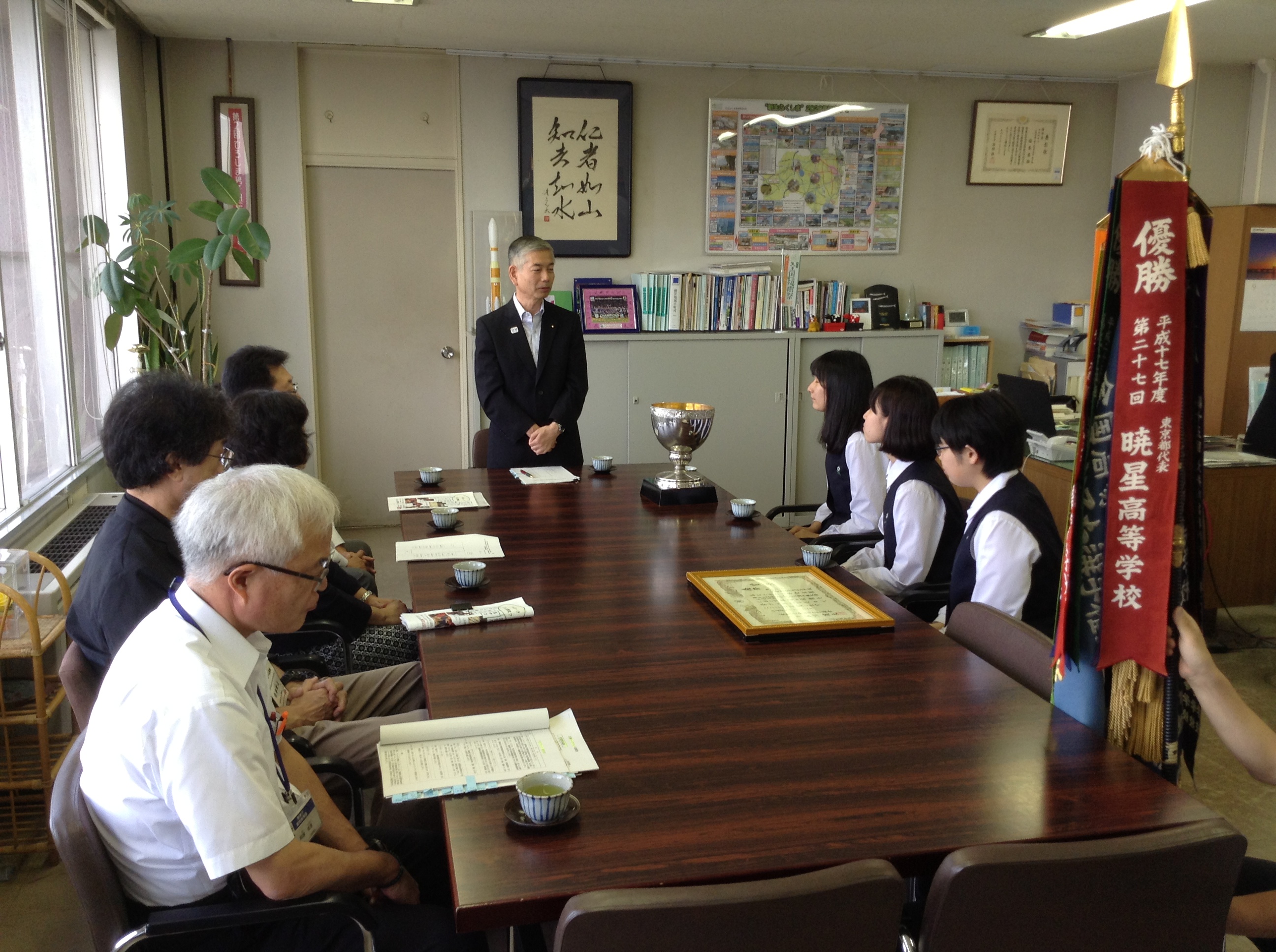 教育長表敬訪問「県立安積黎明高等学校かるた部」の画像