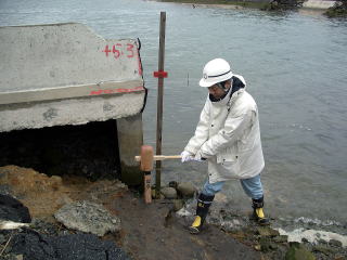 舘野川における起点杭打ち作業（相馬市）の様子