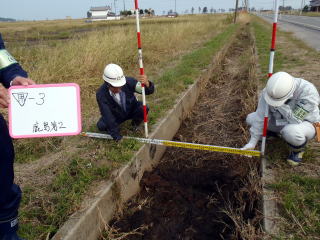 用水路内堆積土砂計測（南相馬市鹿島区）の様子