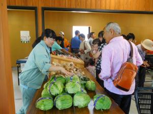 自分たちで作った野菜を販売