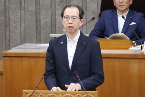 議案の提案理由を説明する内堀雅雄知事