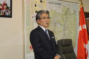 退任の挨拶をする吉田栄光議長