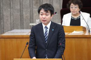 一般質問を行う渡辺康平議員の写真