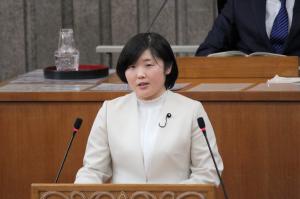 討論を行う大橋沙織議員の写真