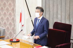 5月臨時会開会の挨拶をする太田光秋議長の写真