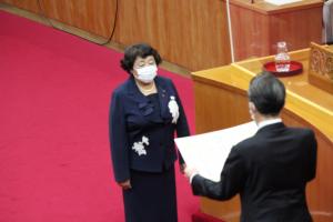 全国都道府県議会議長会の表彰を受ける長尾トモ子議員