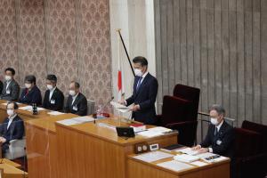 5月臨時会閉会挨拶をする議長の写真