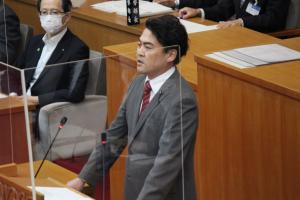 一般質問をする江花圭司議員の写真