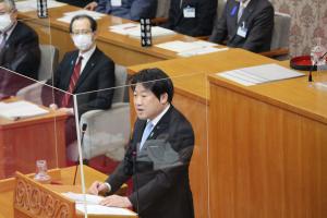 一般質問をする坂本竜太郎議員の写真