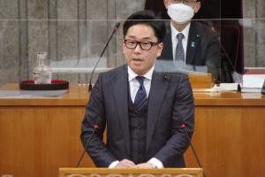 一般質問をする鈴木優樹議員の写真