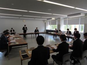 会津学鳳高校を調査する商労文教委員会