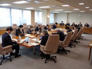 大分県議会を調査する議会運営委員会の写真