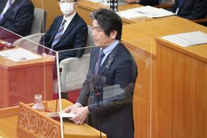 企画環境委員長報告を行う高宮光敏委員長の写真