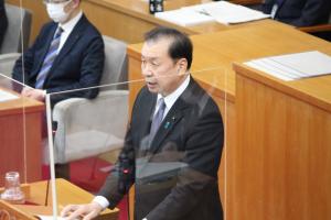 土木委員長報告を行う宮川政夫委員長の写真