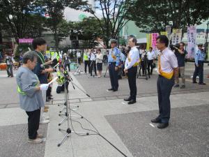 誓いの言葉を聞く内堀知事