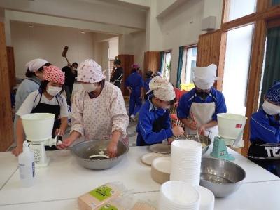 餅をちぎる児童の写真