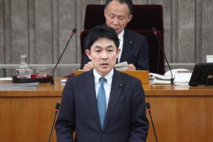 椎根健雄議員の討論の写真