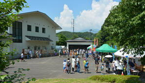 大勢の人が集まっている