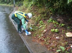 雨の中ゴミを拾う様子