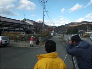 トータルステーションによる一筆地調査の写真です。