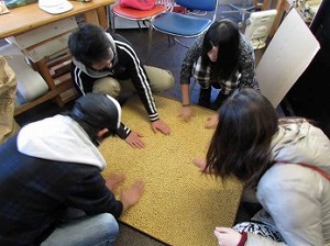 板の上に豆を並べている様子