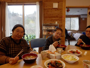 美味しそうにそばを食べる様子