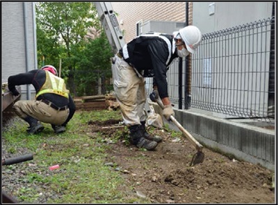 住宅除染での表土の剥ぎ取り作業の様子