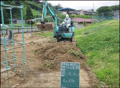 校庭の表土剥ぎ取りの様子の写真1