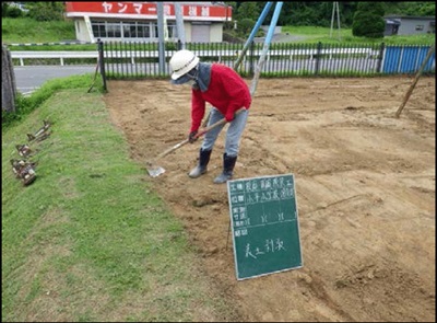 校庭の表土剥ぎ取りの様子の写真2