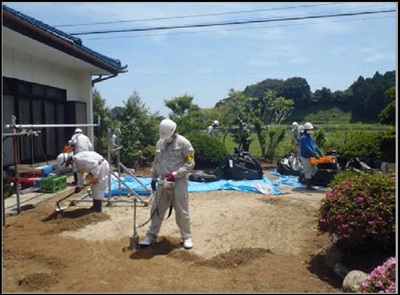 住宅庭の除染の様子の写真