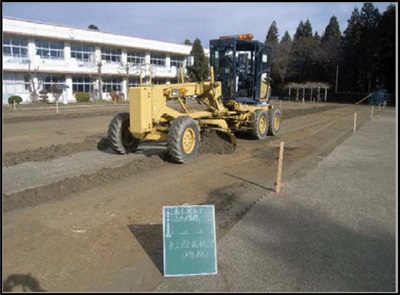 小学校校庭の除染の様子の写真