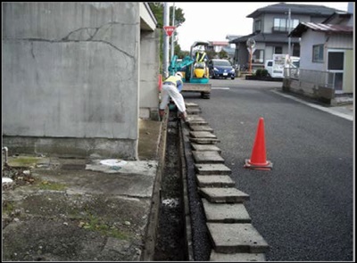 道路側溝除染の様子の写真