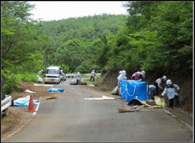 道路除染の様子の写真