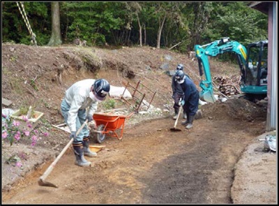 住宅周りの表土除去の様子の写真