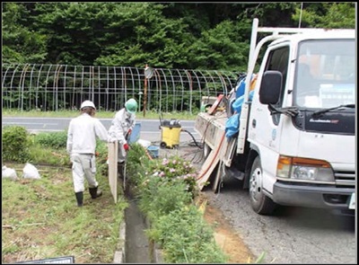 道路側溝の除染の様子の写真