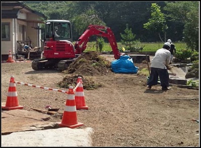 住宅敷地内の除染の様子の写真