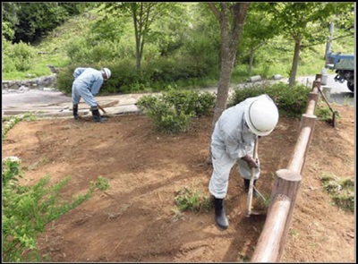 公園での除染の様子の写真