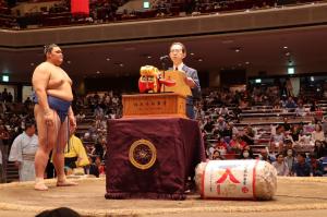 大相撲５月場所における県知事賞授与写真１