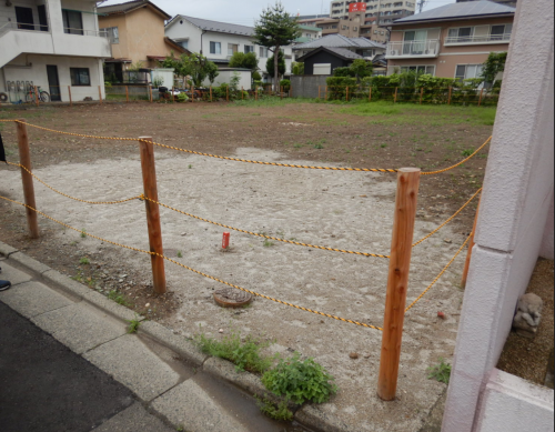 対象地には木杭とロープで侵入防止対策を講じています。