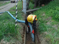 道路側溝土の砂さらいの様子の写真